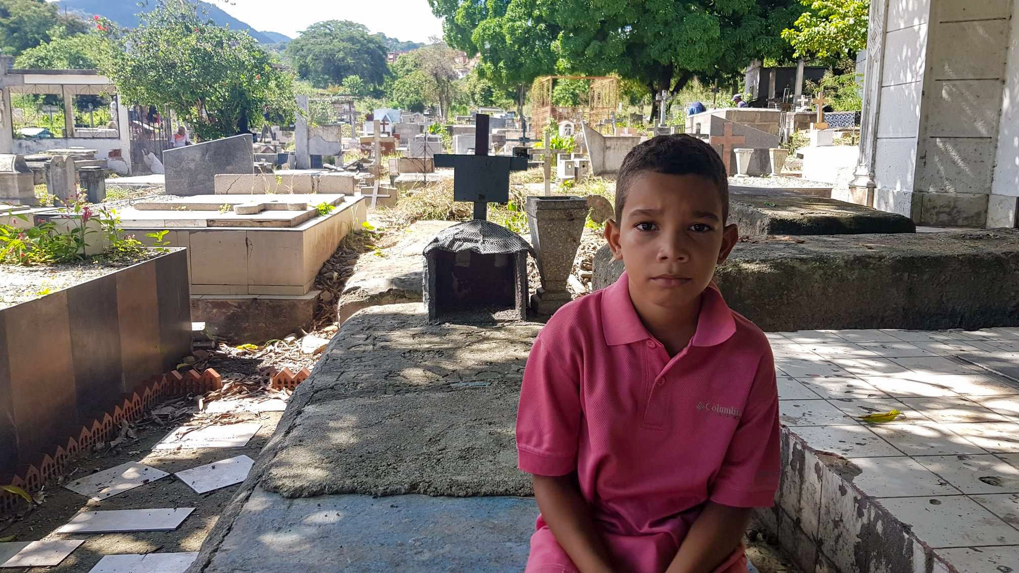 Una familia lucha para ganarse la vida, entre los muertos