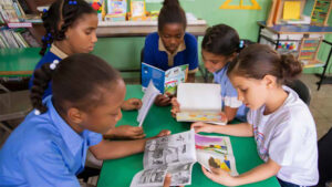 Niñas participan en Club de Lectura en República Dominicana.