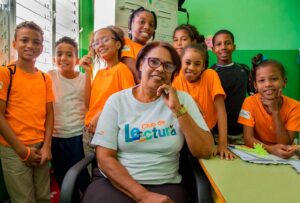 Niños sonriendo en un club de lectura en República Dominicana.