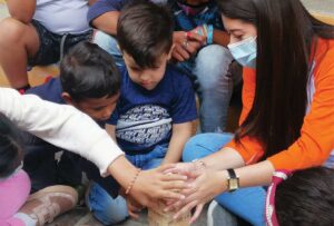 Niños jugando jenga en espacio amigable