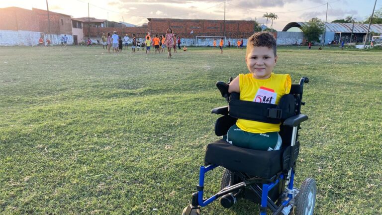 Miguel es un niño árbitro en silla de ruedas.