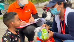 Niño venezolano recibe ayuda de World Vision.