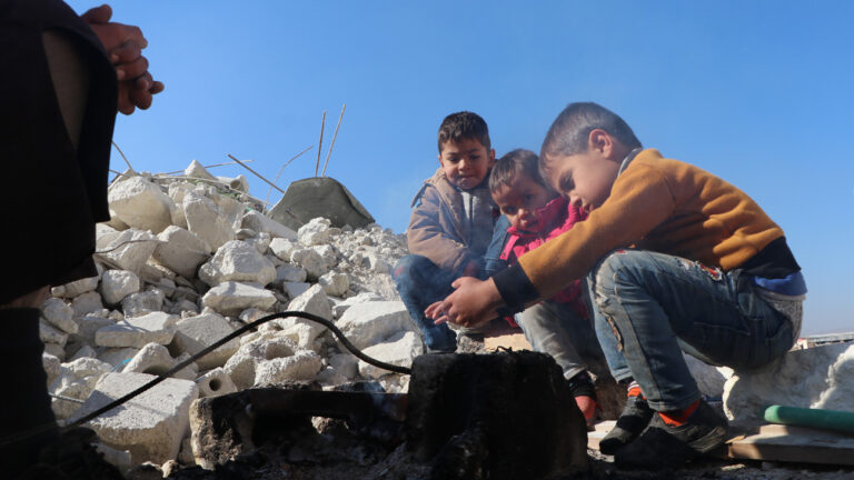 Niños de Siria afectados por terremoto.