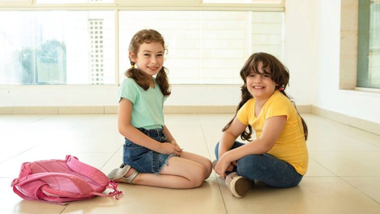 Niño y niña en un salón de clases de educación inclusiva