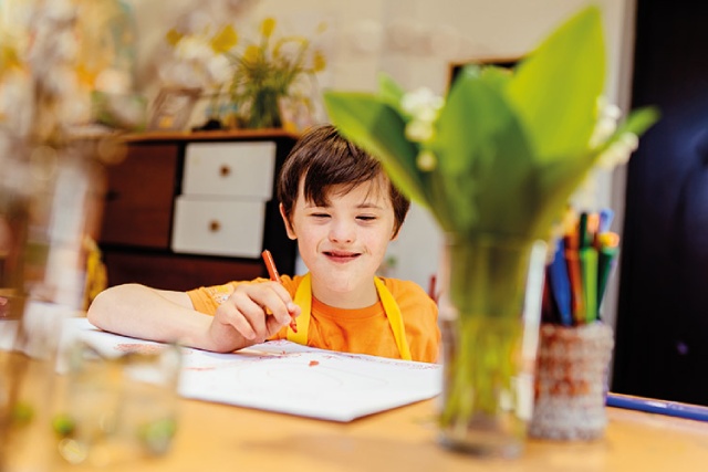 Niño con síndrome de Down estudiando con educación inclusiva