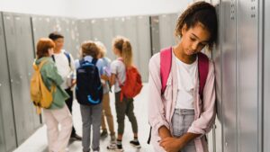 Niña excluida por sus compañeros en el colegio