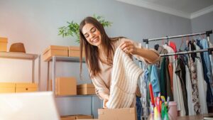 Mujer empacando ropa en una caja