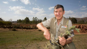 Tony Rinaudo presenta método de repoblación forestal de World Vision.
