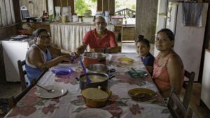 Familia sentada en el comedor