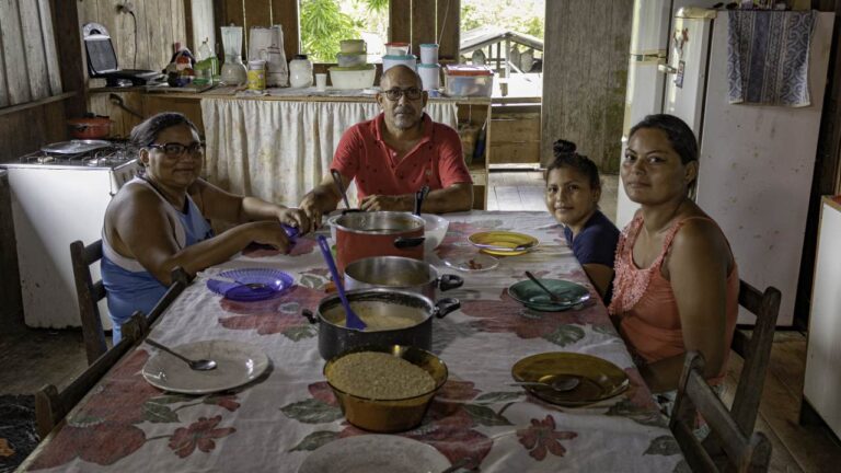 Familia sentada en el comedor