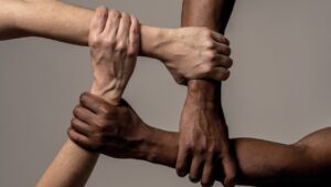 Manos unidas para representar los tipos de discriminación