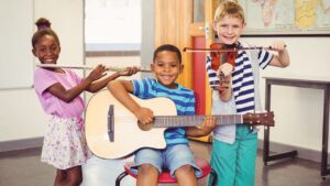 Niño desarrollando sus tipos de inteligencia con instrumentos musicales