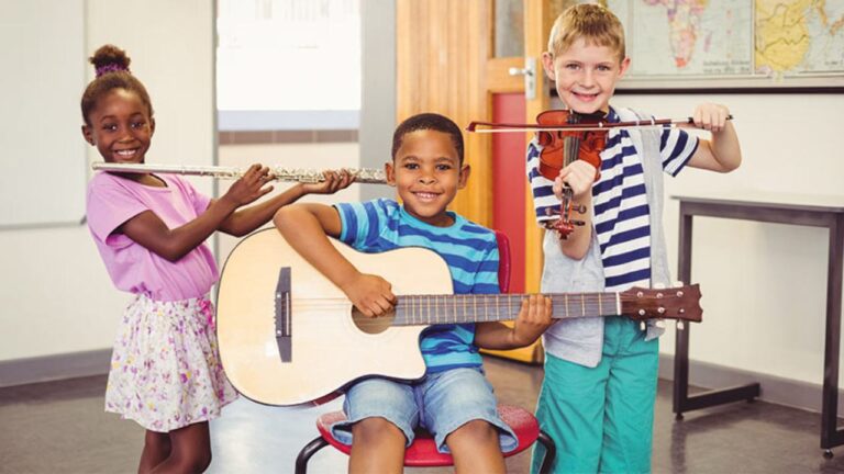 Niño desarrollando sus tipos de inteligencia con instrumentos musicales