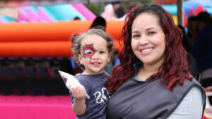 Mujer y niños sonrientes.