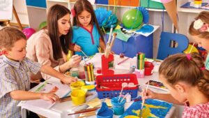 Maestra apoyando a sus alumnos durante la educación inicial