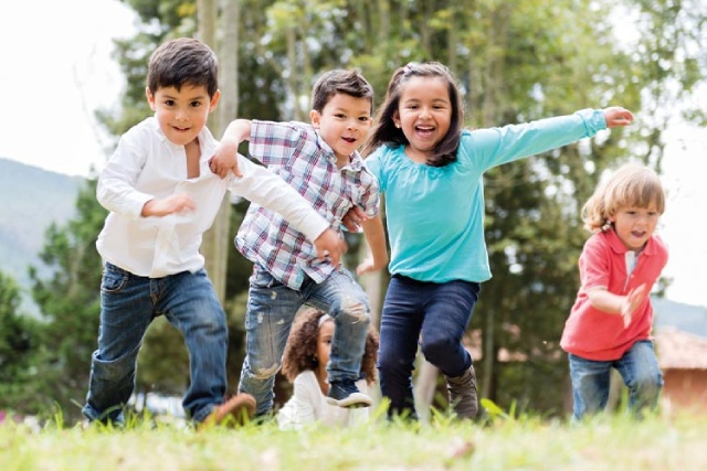 Niños corriendo durante la educación inicial