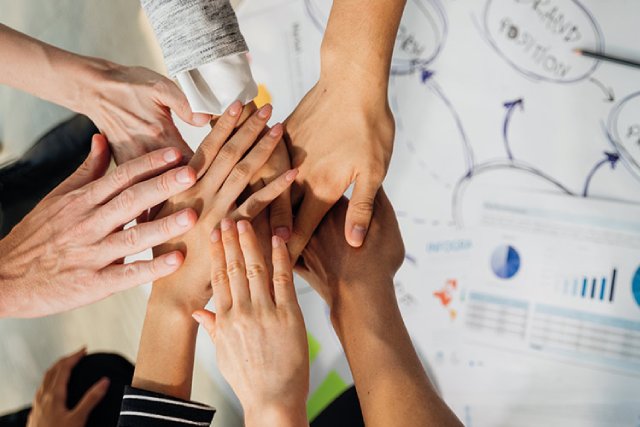 Equipo planeando una Matriz DOFA