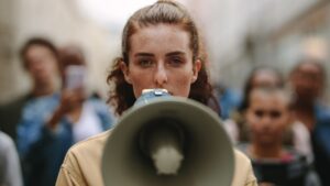 Mujer con un megáfono luchando por los derechos de la mujer