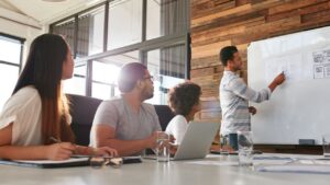 Equipo de trabajo planeando estrategia de omnicanalidad