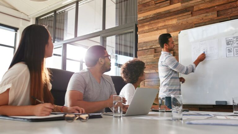 Equipo de trabajo planeando estrategia de omnicanalidad