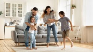 Familia feliz conviviendo sin violencia física