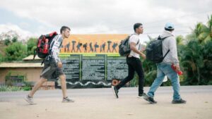 Tres hombres refugiados en Latinoamérica.