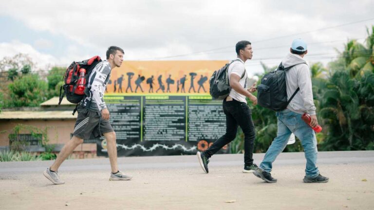 Tres hombres refugiados en Latinoamérica.