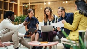 Equipo de trabajo aplicando la resolución de problemas
