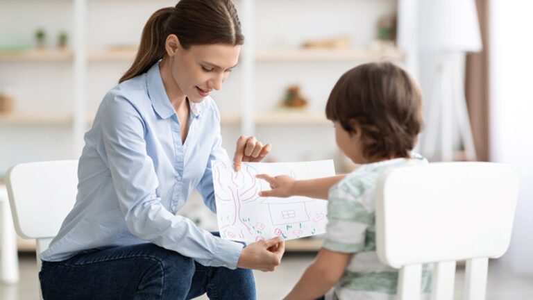 Maestra ejerciendo diferentes tipos de evaluación