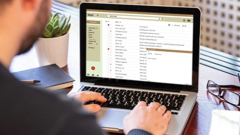 Persona haciendo una campaña de mailing en su computador