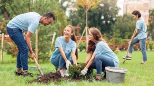Jóvenes trabajando en equipo para reducir el impacto ambiental