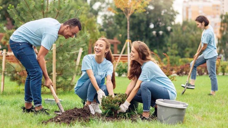 Jóvenes trabajando en equipo para reducir el impacto ambiental