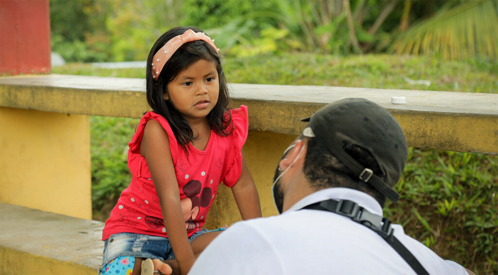 Una niña del Amazonas conversa con personal de World Vision