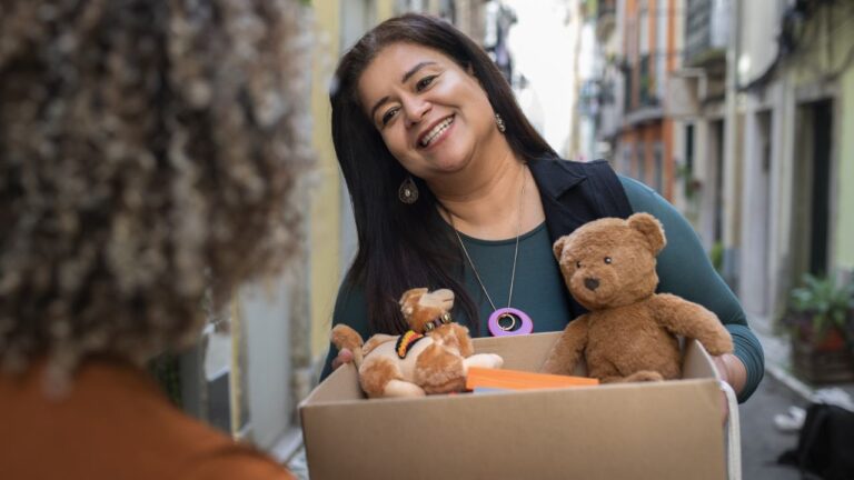 Mujer brindando ayuda humanitaria a los más necesitados