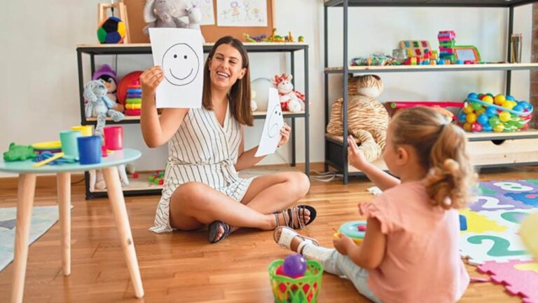 Profesora ejerciendo la educación emocional con una niña