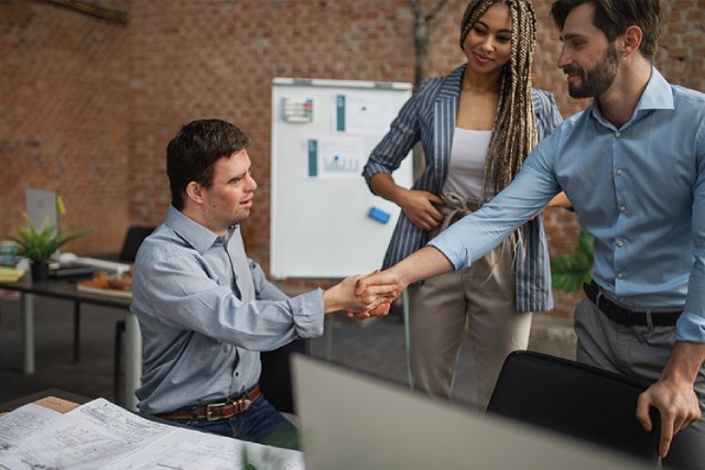 Compañeros de trabajo ejerciendo la Inclusión social