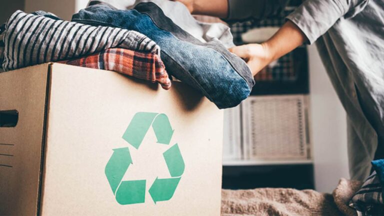 Caja con ropa para la reutilización