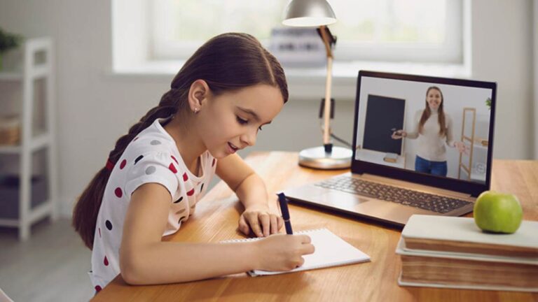 Niña aprovechando las TIC en la educación