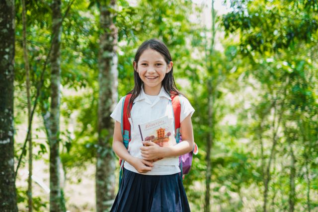 Niña yendo a estudiar gracias al patrocinio