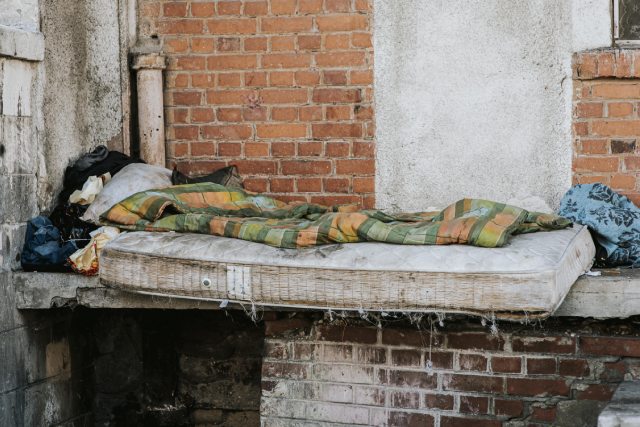 Causas de la pobreza dejan gente viviendo en la calle y sin hogar