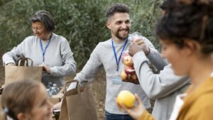Hombre mostrando ejemplos de solidaridad en su comunidad
