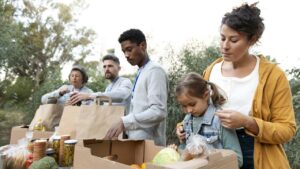 Gente reunida intentando lograr el fin de la pobreza con pequeñas acciones