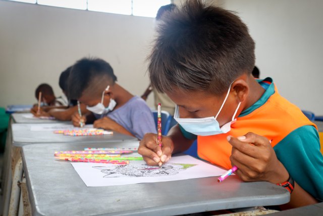 Niños estudiando y enfrentando los problemas educativos