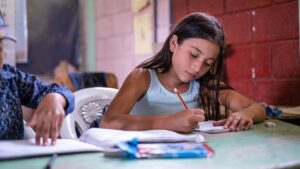 Niña enfrentando los problemas educativos