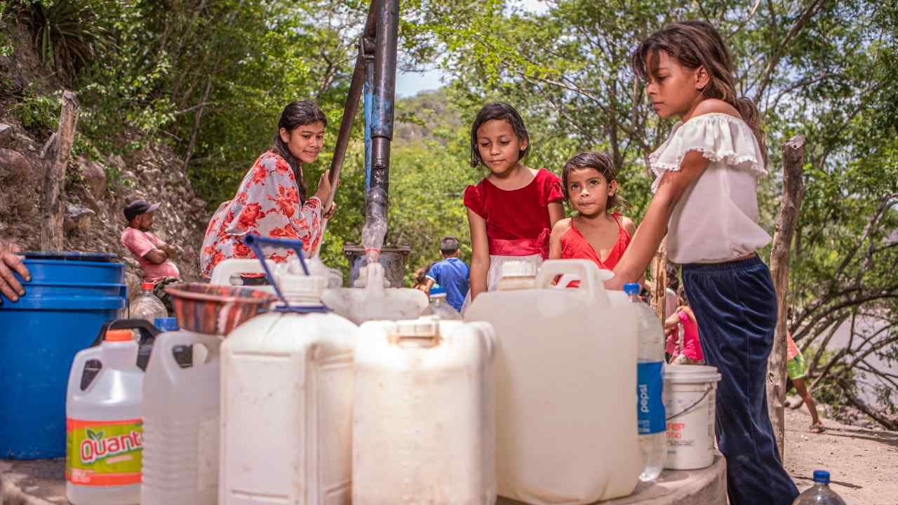 ¿Qué es la solidaridad y cómo puede cambiar a una comunidad?