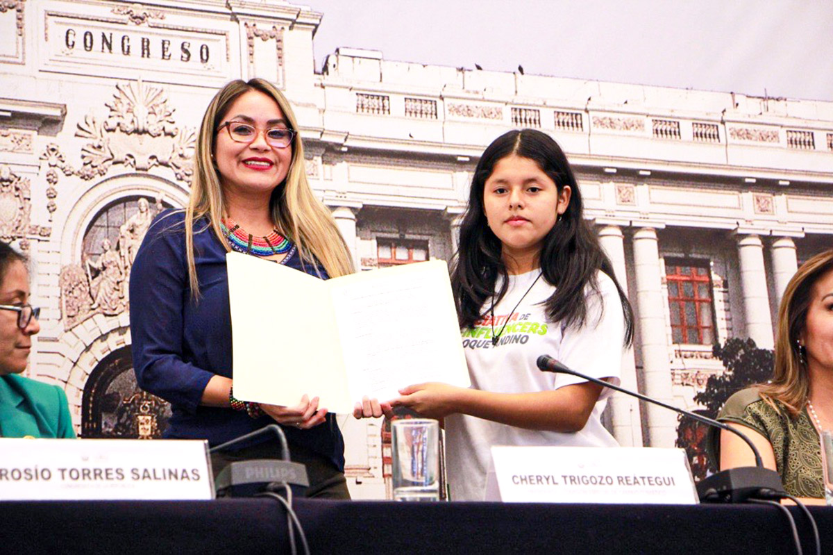 Representante juvenil entrega pronunciamiento.