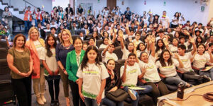 Adolescentes y jóvenes en el Congreso peruano.