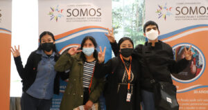 Jóvenes participan en evento internacional.