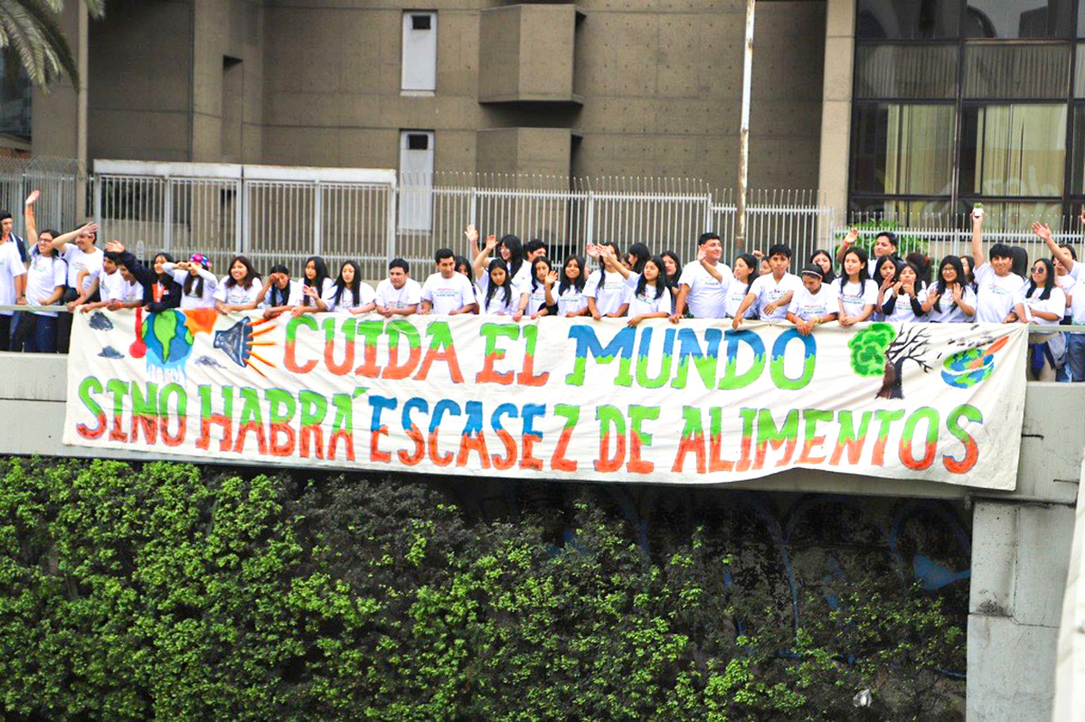 Jóvenes participan en movilización por las calles de Lima, Perú.