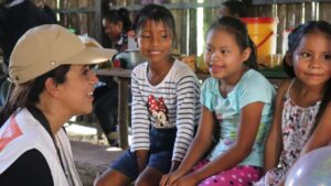 Mujer haciendo acciones de solidaridad